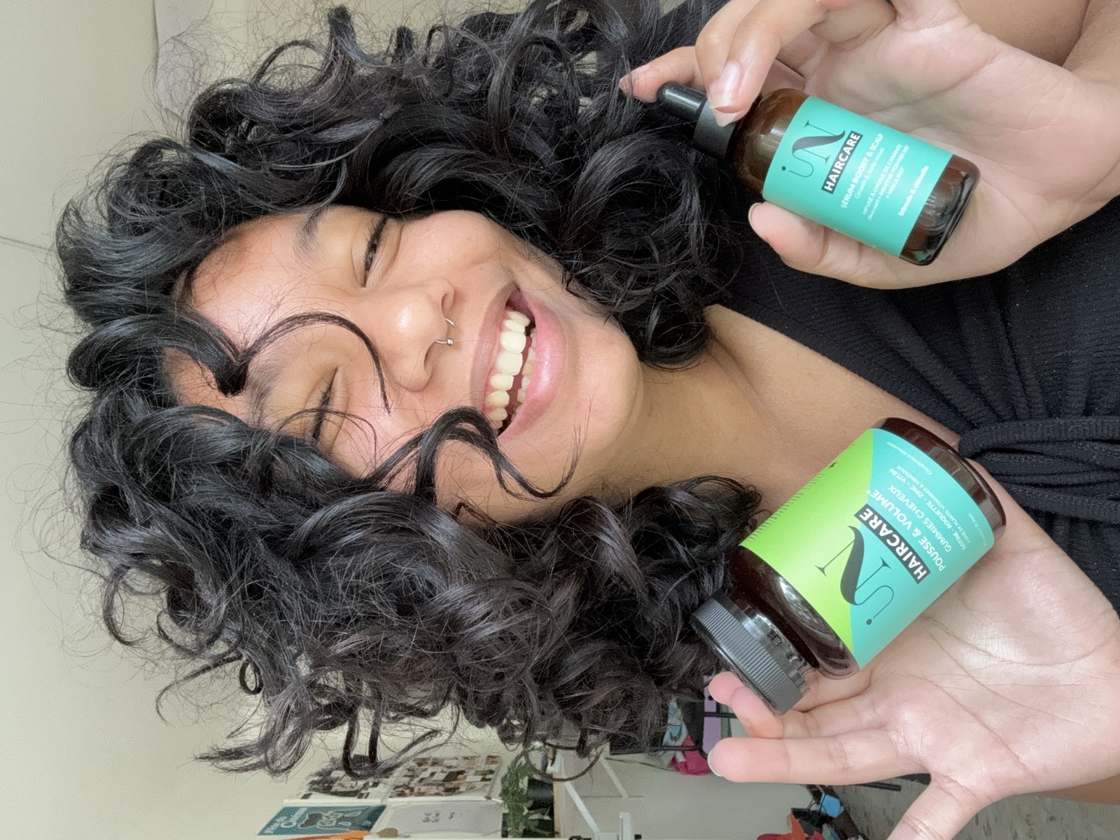 Joey avec ses gélules In Haircare